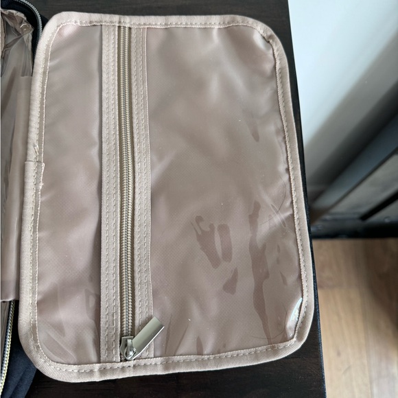 Bagsmart Toiletries Bag. - Picture 8 of 10